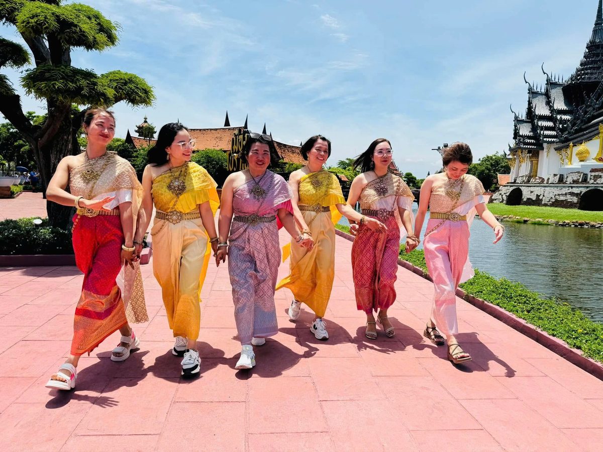 Các thành viên đoàn khoác trang phục truyền thống Thái Lan