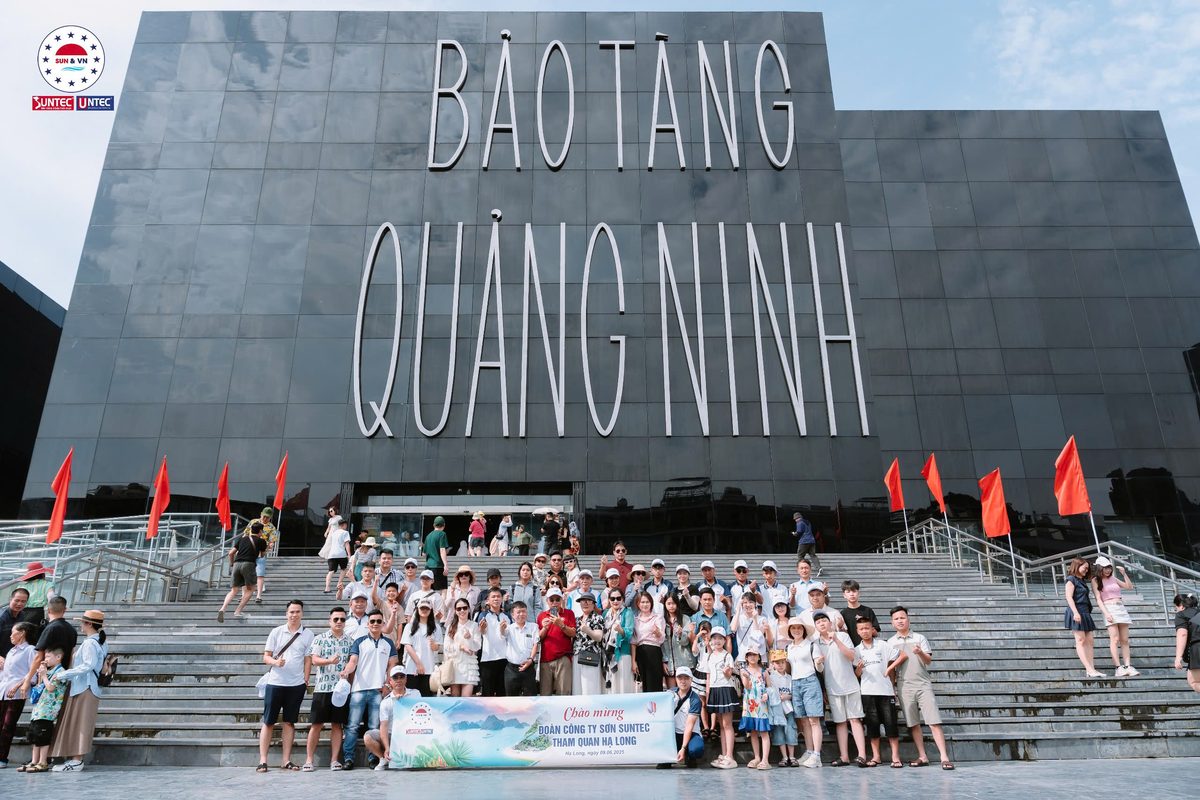 Đoàn Suntec chụp ảnh lưu niệm tại Bảo tàng Quảng Ninh