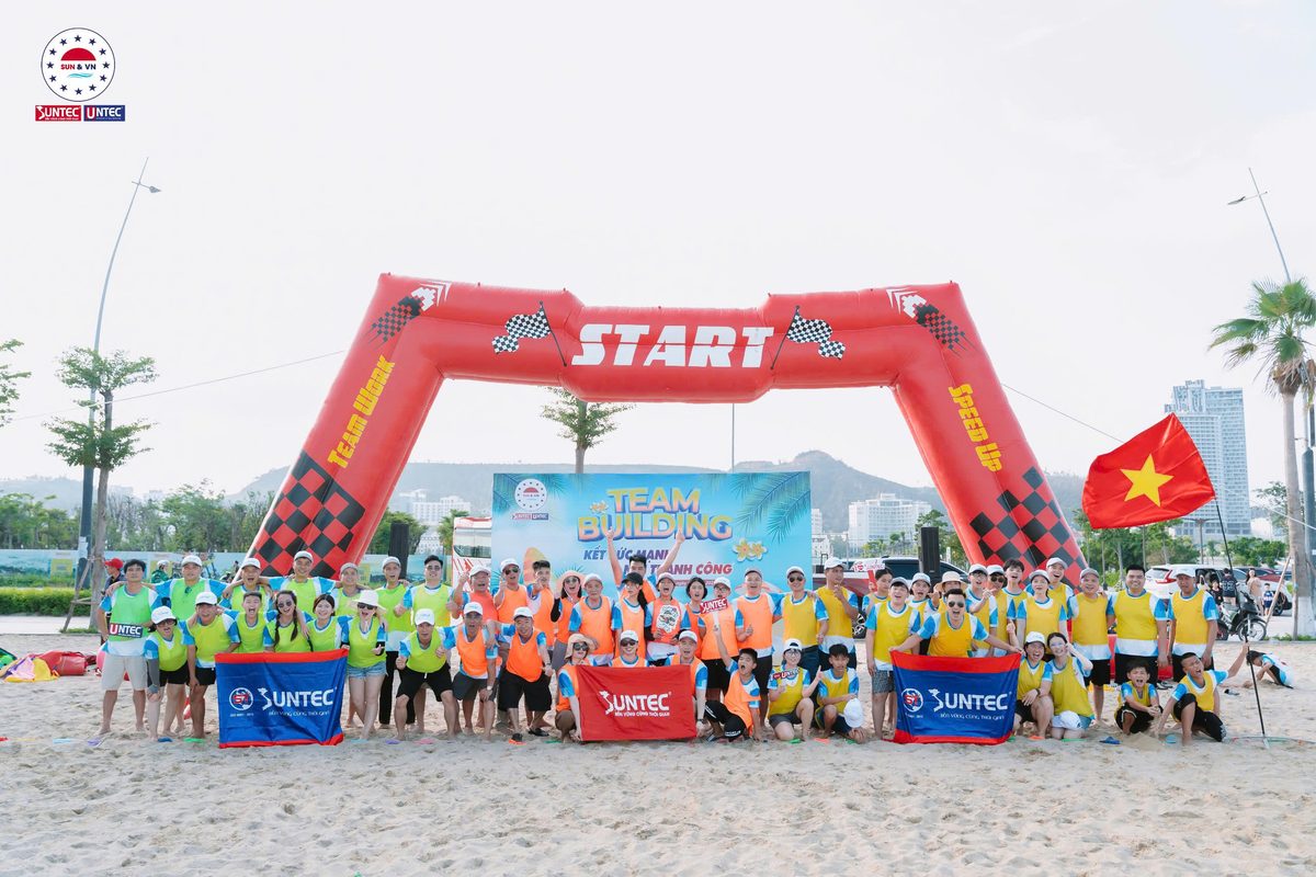 Hoạt động Team Building trên bãi biển của đoàn Suntec