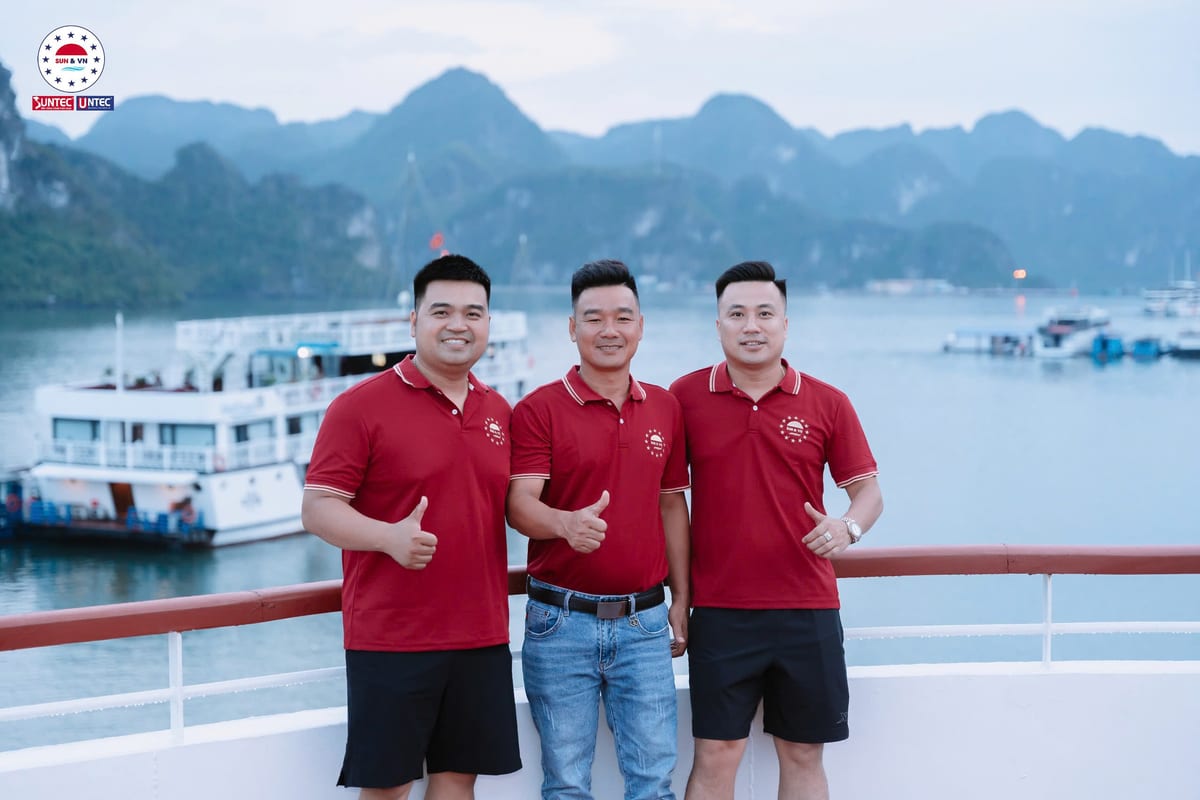 Đoàn Suntec lưu niệm tại Vịnh Hạ Long